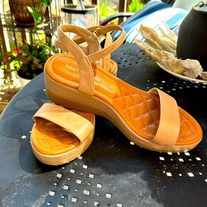 Nude ninety nine wedge